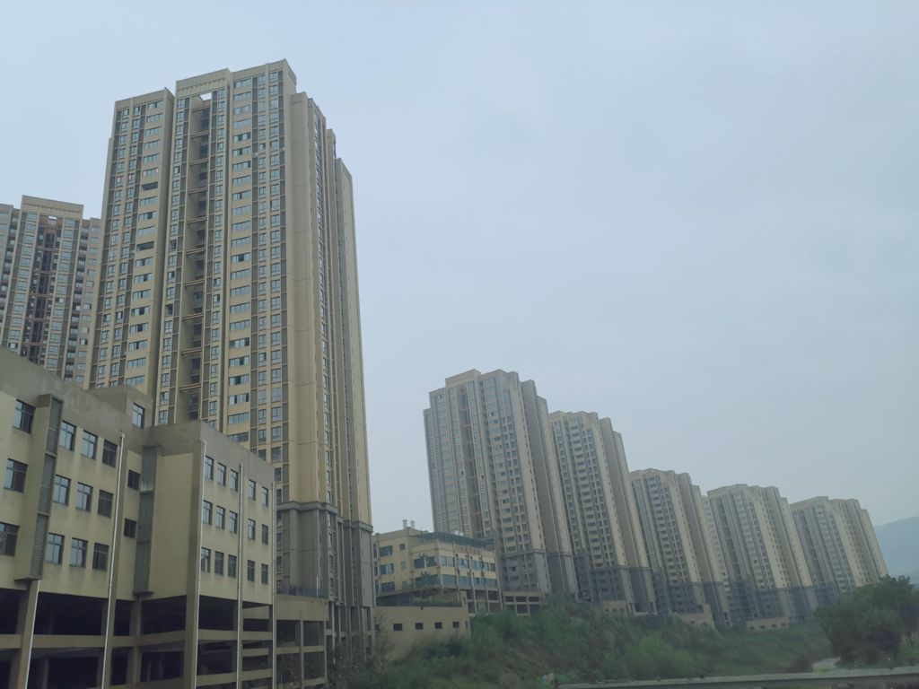 和美家園位于江北區魚嘴鎮，西依銅鑼山，東接雙溪興苑、公租房，北臨雙輝路，南靠渝萬鐵路雙溪高鐵站，總建筑面積約178097.1平方米，其中住宅154171.8平方米；車庫17015.21平方米，停車位553個（室內停車位403個，室外停車位150個）。.jpg