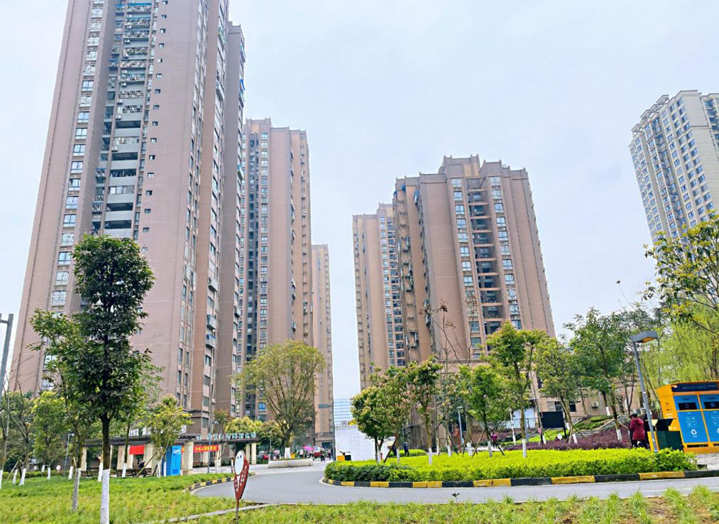 和煦家園項(xiàng)目位于江北區(qū)魚嘴鎮(zhèn)和煦路107號(hào)，北臨和煦路，南靠渝懷鐵路，東、西皆為綠化帶；總建筑面積約21.12萬(wàn)平方米，其中住宅17.8萬(wàn)平方米；商業(yè)0.85萬(wàn)平方米；車庫(kù)2.4萬(wàn)平方米（停車位675個(gè)）.jpg
