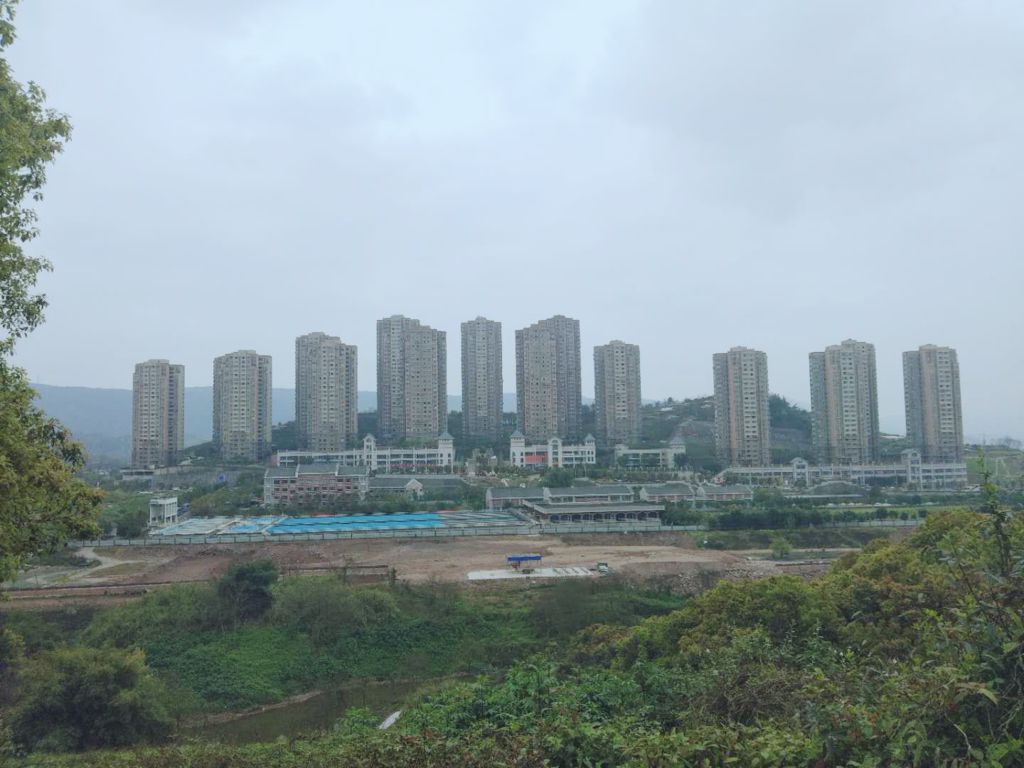 和悅家園位于重慶市江北區(qū)佳美路56號，總建筑面積323442.39平方米，其中住宅258210.96平方米；商業(yè)12196.34平方米；車庫39096.82平方米（停車位1150個）.jpg